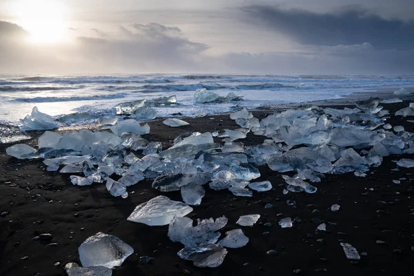 背景に海と黒砂ダイヤモンドビーチで氷山 Joekulsarlon アイスランド — ストック写真