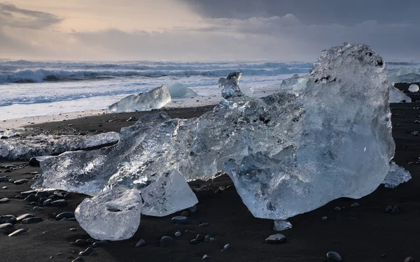 Icebergs Areia Preta Diamond Beach Com Mar Fundo Joekulsarlon Islândia — Fotografia de Stock