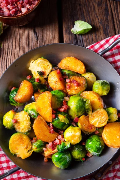 Brysselkål Potatis Pan Med Bacon Rustik Stil — Stockfoto