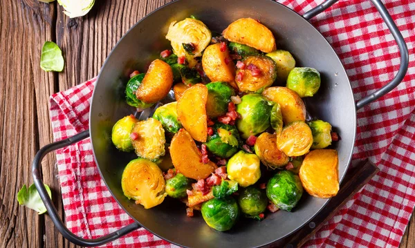 Brysselkål Potatis Pan Med Bacon Rustik Stil — Stockfoto