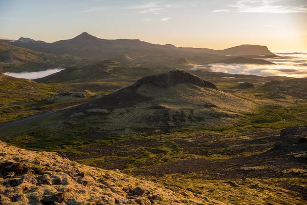 Soñador Paisaje Brumoso Sobre Mar Nubes Montañas Atardecer Islandia — Foto de Stock