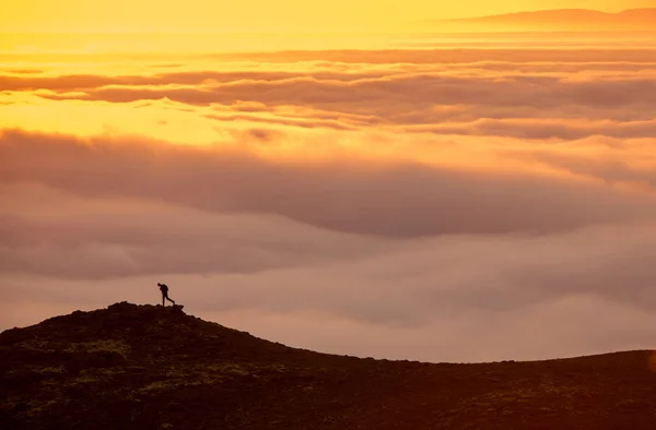 아이슬란드의 안개낀 산등성이에 남자의 실루엣 — 스톡 사진