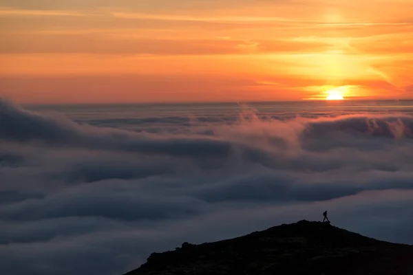 Silueta Muže Hřebeni Nad Mořem Mraků Zamlžené Hory Při Západu — Stock fotografie