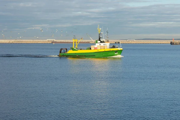 Pequeno Barco Pesca Regressa Porto — Fotografia de Stock