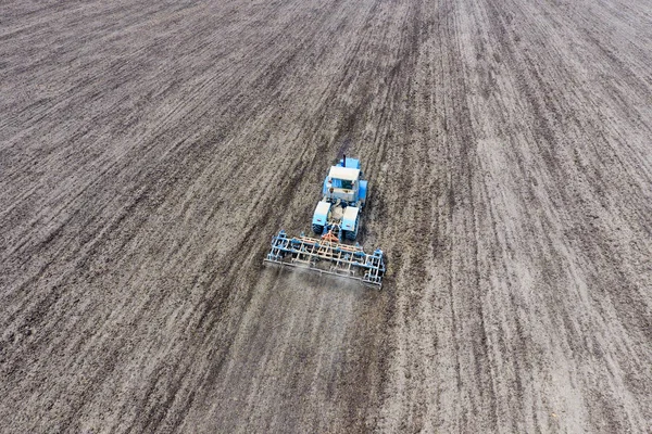 Bodenbearbeitung Für Die Aussaat Von Getreide Traktor Pflügt Den Boden — Stockfoto