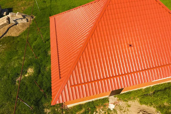 トップ ビューで作られたオレンジ色の屋根の家 屋根の上に段ボールを描いた金属プロファイル — ストック写真