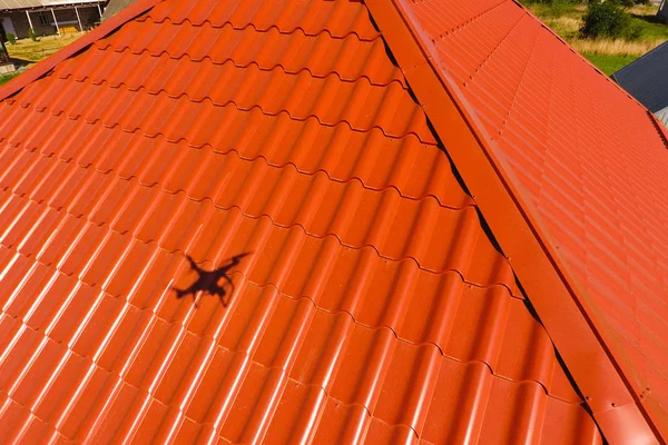 Dom Dachem Pomarańczowy Wykonany Metalu Top View Profil Metalowy Malowany — Zdjęcie stockowe