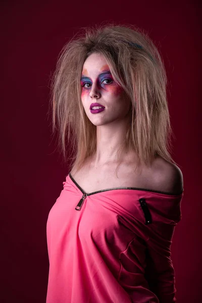 Emocjonalny Portret Atrakcyjnej Młodej Dziewczyny Karnawałowym Kolorowym Makijażem Rozczochranymi Włosami — Zdjęcie stockowe