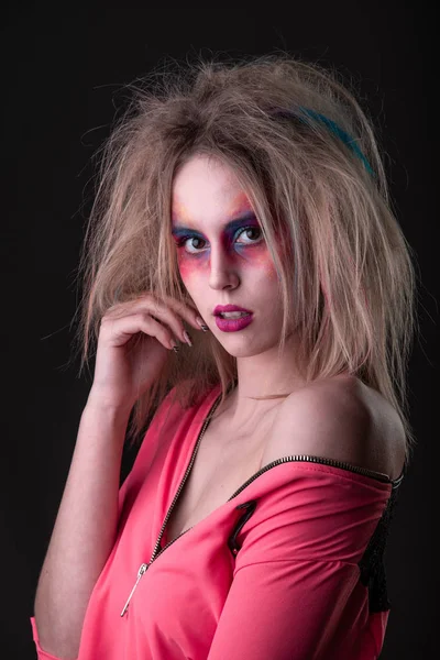 Retrato Emocional Uma Jovem Atraente Com Maquiagem Colorida Carnaval Cabelo — Fotografia de Stock