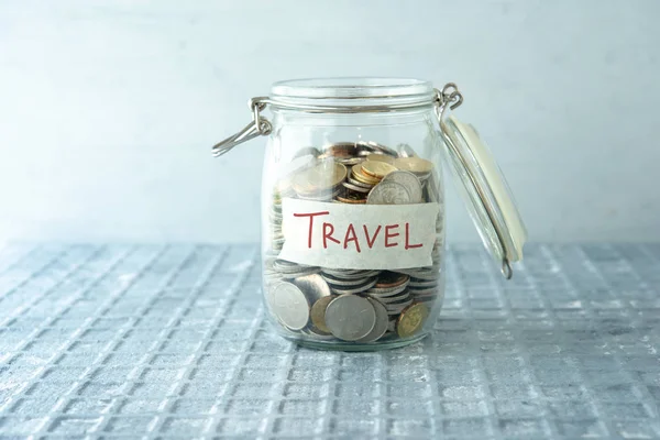 Érmék Üvegből Készült Pénzesüvegben Utazási Címkével Pénzügyi Koncepció — Stock Fotó