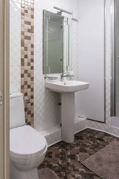 小型公寓内的卫生间和浴室的内部 — 图库照片