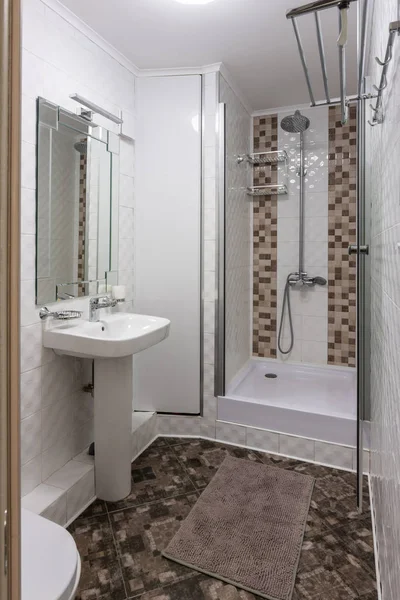 Het Interieur Van Een Kleine Badkamer Met Toilet — Stockfoto