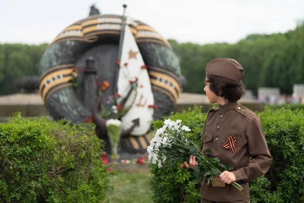 Ritratto Ragazzo Con Fiori Uniforme Soldato Dell Armata Rossa Durante — Foto Stock