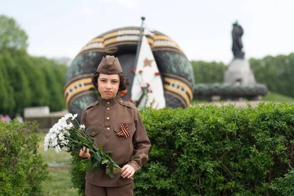 Ritratto Ragazzo Con Fiori Uniforme Soldato Dell Armata Rossa Durante — Foto Stock