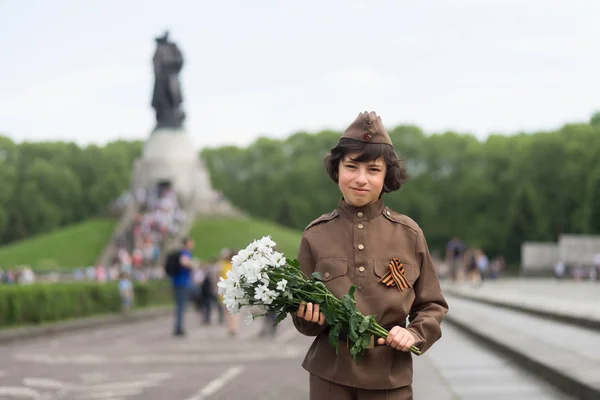 Ritratto Ragazzo Con Fiori Uniforme Soldato Dell Armata Rossa Durante — Foto Stock