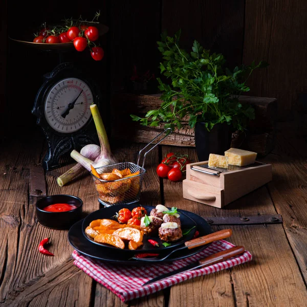 Gehaktballen Met Aardappelkwartje Uit Oven — Stockfoto