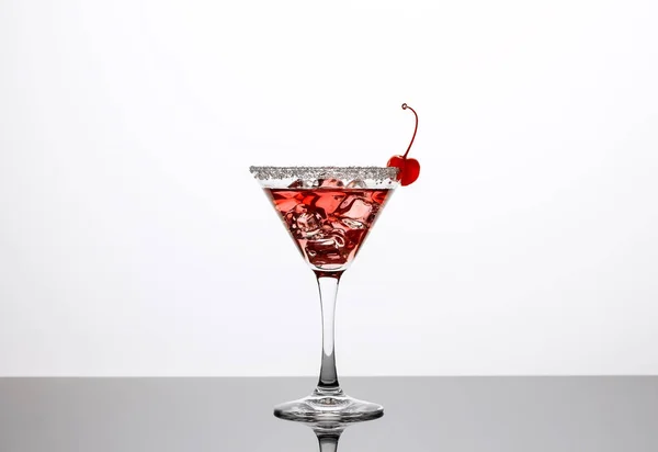 Cocktail Avec Glace Cerise Dans Gobelet Verre — Photo