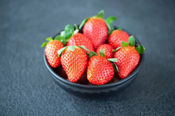 Μπολ Φρέσκες Φράουλες Στο Ξύλινο Τραπέζι — Φωτογραφία Αρχείου