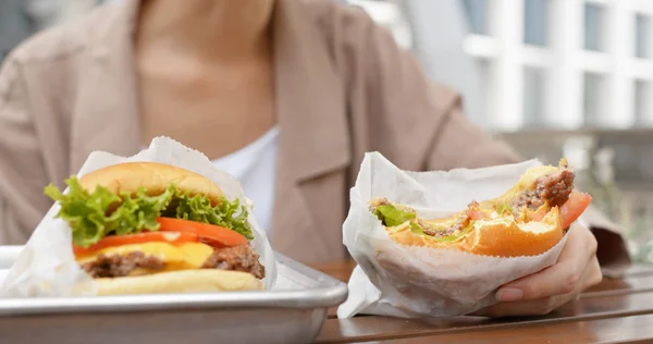 Γυναίκα Τρώνε Burger Στην Υπαίθρια Καφετέρια — Φωτογραφία Αρχείου