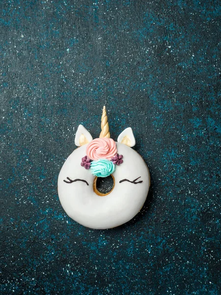 Einhorn Donut Vor Dunklem Hintergrund Trendiges Donut Einhorn Mit Weißer — Stockfoto