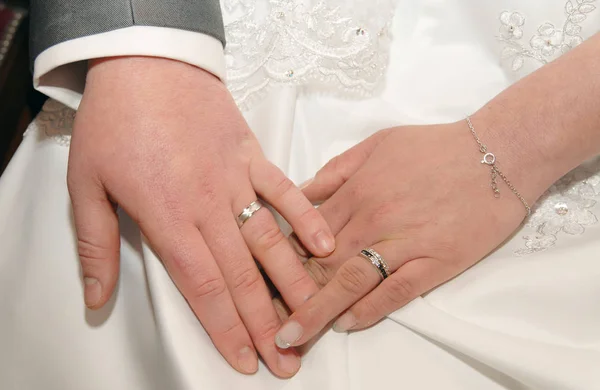 Mãos Casal Anéis Buquê Casamento — Fotografia de Stock