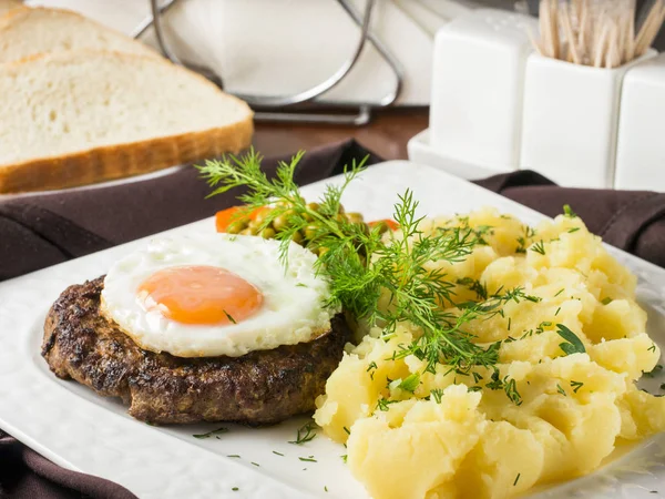 Beefsteak Fried Egg Mashed Potatoes White Plate Close Dark Brown — Stock Photo, Image