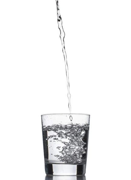 Agua Vertida Vidrio Aislado Sobre Fondo Blanco — Foto de Stock
