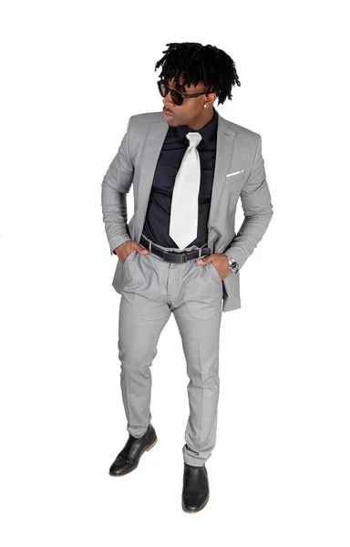 Joven Afroamericano Traje Gris Con Gafas Sol Bolsillo Aislado Por — Foto de Stock