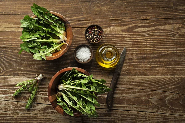 Hojas Frescas Diente León Sobre Brote Madera Concepto Saludable Alimentos —  Fotos de Stock