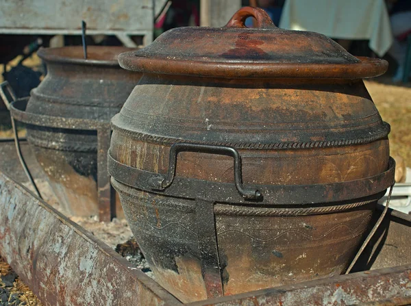 Deux Vieux Pots Traditionnels Pour Cuisiner Plein Air — Photo