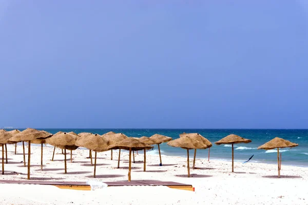 Paisaje Playa Vacía Cubierta Sombrillas Sousse Túnez —  Fotos de Stock