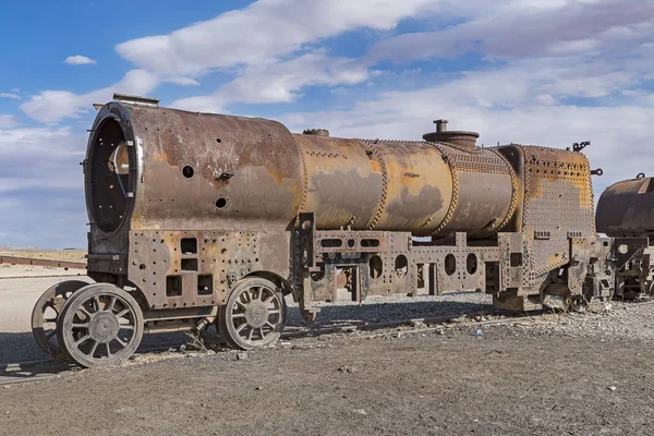 在南美洲玻利维亚Uyuni Cementerio Los Trenes火车墓地的旧火车 — 图库照片