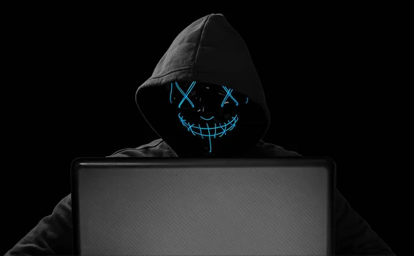 Hacker Świecące Maska Notebook Laptop Przodu Białym Tle Komputer Cyberprzestrzeni — Zdjęcie stockowe