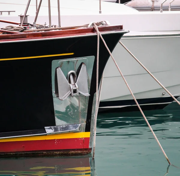 Egy Jacht Vitorlás Fekszik Kikötőben — Stock Fotó