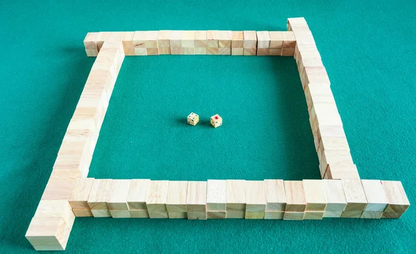 タイルベースの中国の戦略ボードゲームの再生の開始緑のBaizeテーブル — ストック写真