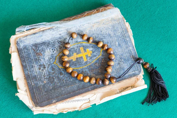 Sorgenperlen Über Altem Orthodoxen Psalmbuch Auf Grünem Baize Tisch — Stockfoto
