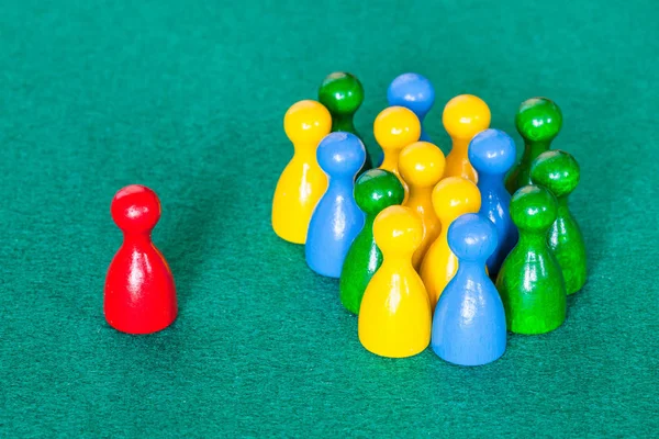 Cena Conceito Peão Vermelho Frente Muitos Peões Diferentes Mesa Baize — Fotografia de Stock