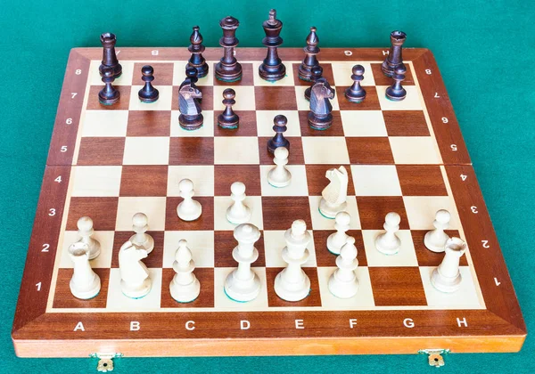Вид Белой Стороны Шахматной Игры Деревянной Шахматной Доске Зеленом Столе — стоковое фото