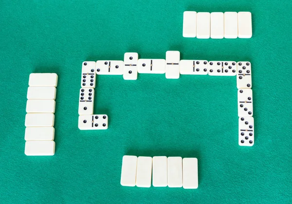 Vrcholové Zobrazení Hry Domino Šachovnici Bílými Dlaždicemi Zeleném Stole — Stock fotografie