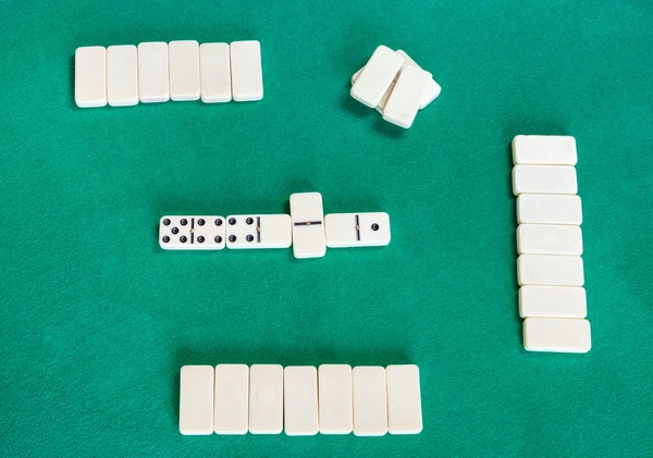 Pohled Hrací Pole Desce Dominových Her Bílými Dlaždicemi Zeleném Stole — Stock fotografie