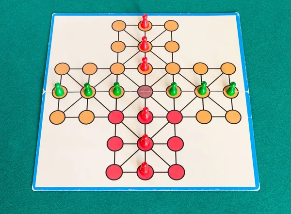 Opzetten Van Cross Solitaire Bordspel Groene Baize Tafel Eerste Vermelding — Stockfoto