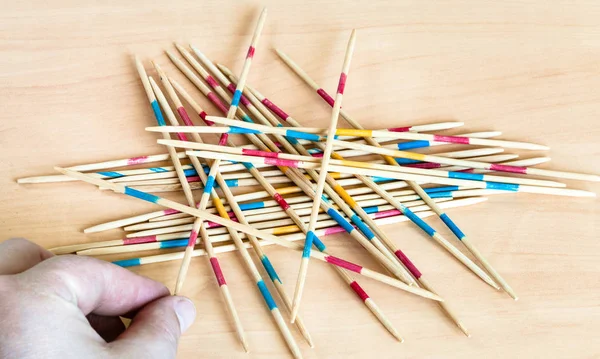 Jogador Pega Pau Pilha Mikado Pick Sticks Jogo Tabuleiro Madeira — Fotografia de Stock