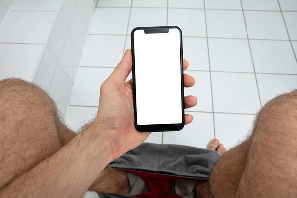 Крупним Планом Людина Використовує Мобільний Телефон Порожнім Білим Екраном Туалеті — стокове фото