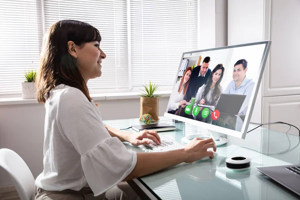 Zakenvrouw Videoconferencing Met Haar Collega Computer Werkplek — Stockfoto