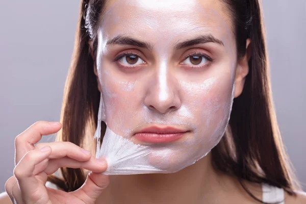 Retrato Uma Bela Jovem Mulher Removendo Máscara Peeling Seu Rosto — Fotografia de Stock
