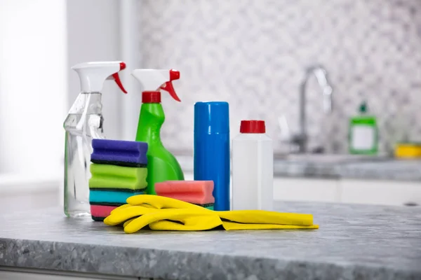 Close Suprimentos Limpeza Luvas Amarelas Bancada Cozinha — Fotografia de Stock