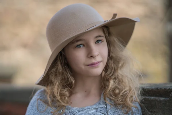 Porträt Eines Schönen Mädchens Mit Hut — Stockfoto