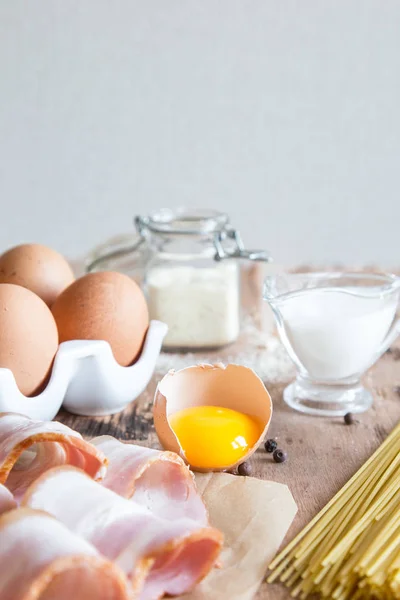 Ingredientes Para Pasta Carbonara Com Bacon Queijo Creme Gema Mesa — Fotografia de Stock