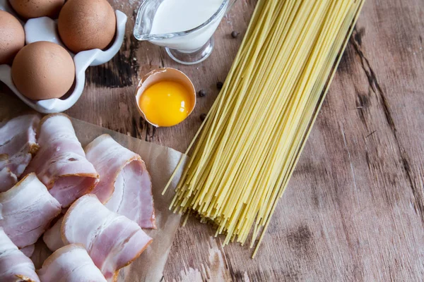 Ingrédients Pour Pâtes Carbonara Avec Bacon Fromage Crème Jaune Sur — Photo