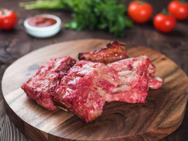 Pork Ribs Wooden Plate Ready Eat Pork Ribs Selective Focus — Stock Photo, Image